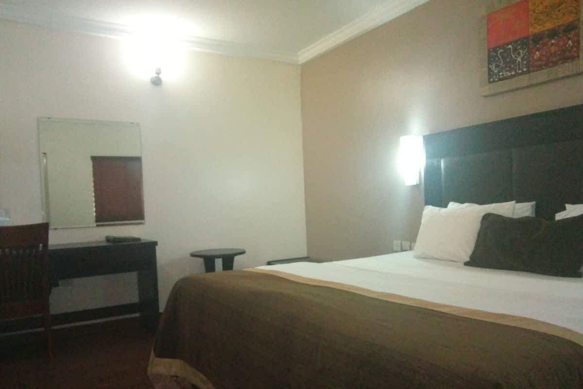 Suite Executive, 1 letto queen, non fumatori, vista piscina | Con stile personalizzato, una scrivania, Wi-Fi gratuito, lenzuola