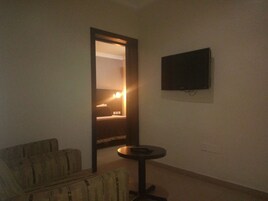 Junior Suite, 1 Queen Bed, Non Smoking, Pool View | Individually decorated, desk, free WiFi, bed sheets