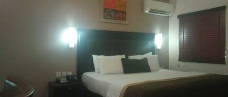 Suite – executive, 1 queensize-seng, ikke-røyk, bassengutsikt | Individuelt dekorert, skrivebord, wi-fi (inkludert) og sengetøy