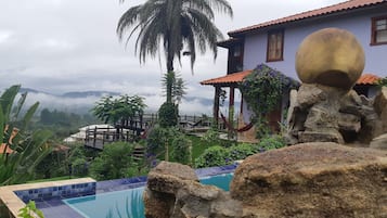 2 piscinas externas, espreguiçadeiras