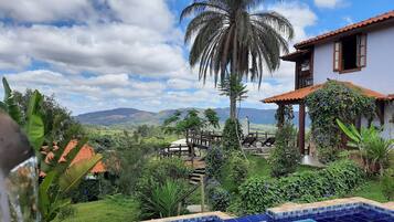 2 piscinas externas, espreguiçadeiras