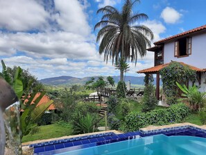 2 piscines extérieures, chaises longues