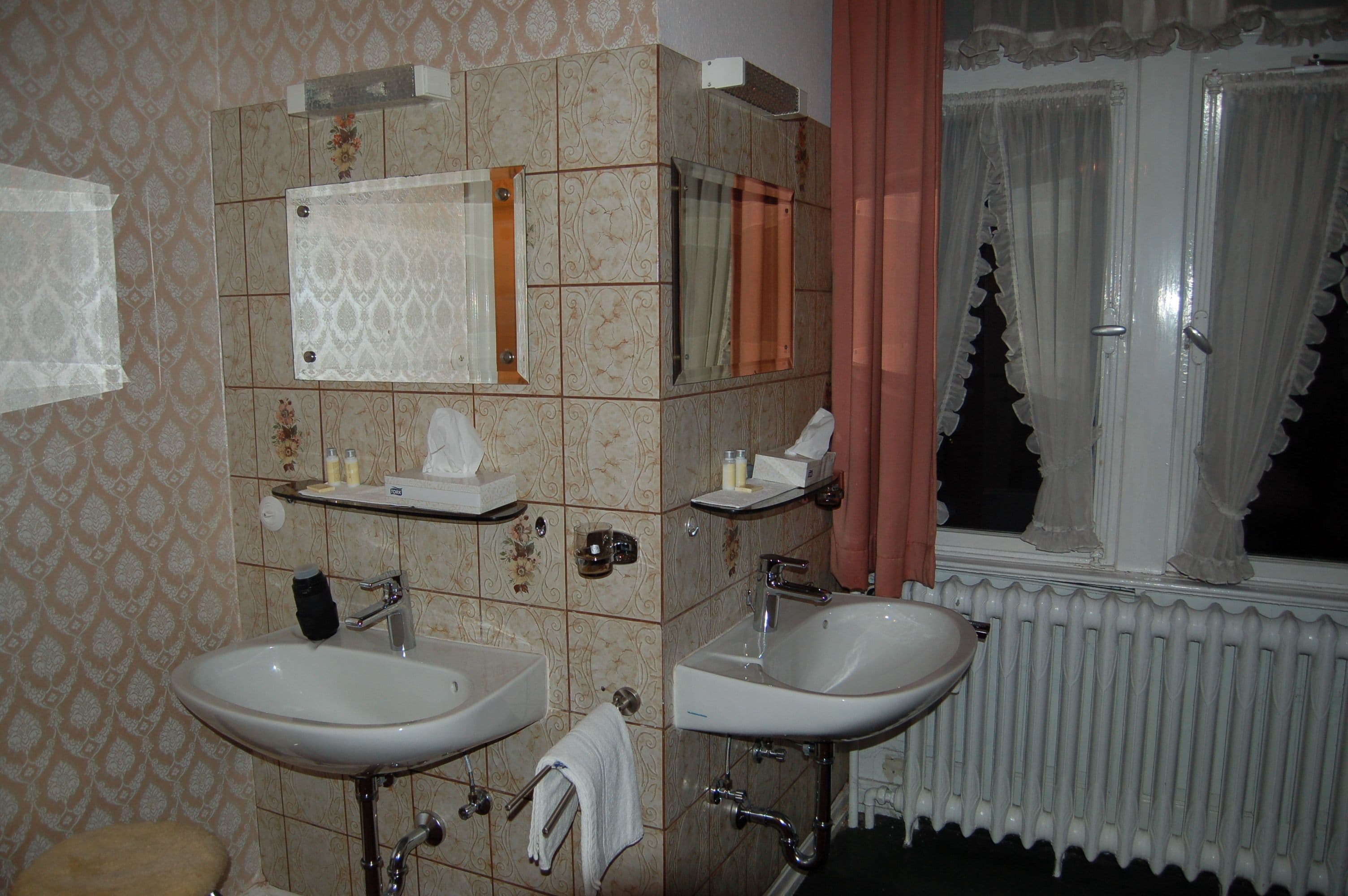 original elvis room 2 personen | bathroom amenities | shower, hair dryer, slippers, towels