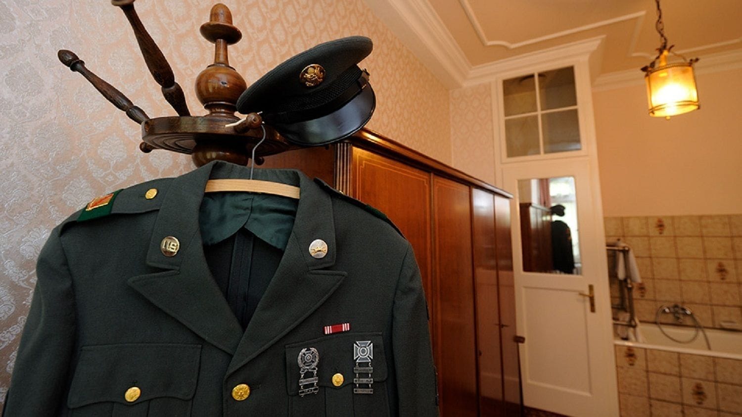 original elvis room 2 personen | bathroom amenities | shower, hair dryer, slippers, towels