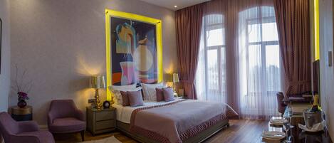 Deluxe King Room | Living area