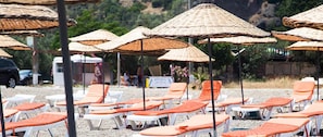 Playa privada, camastros y sombrillas