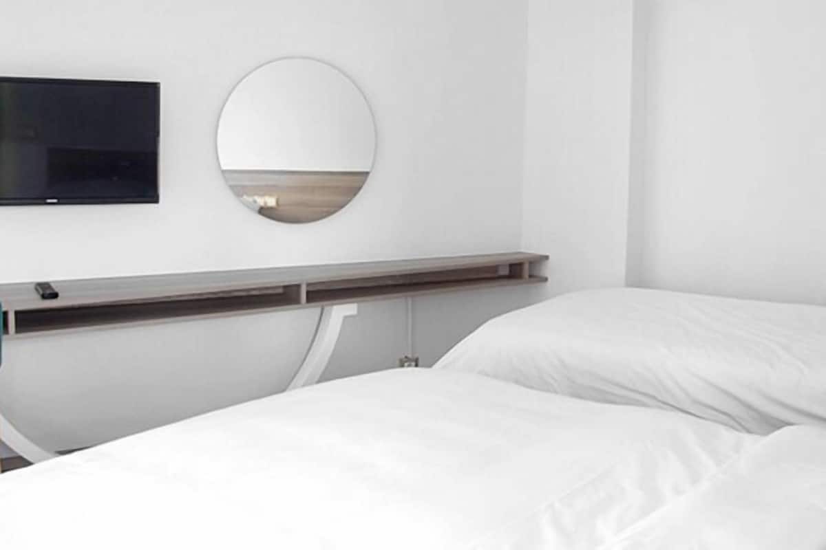 Habitación estándar con 1 cama matrimonial o 2 individuales, 1 habitación, vista parcial al mar | Caja de seguridad en la habitación, cunas gratuitas y camas extra