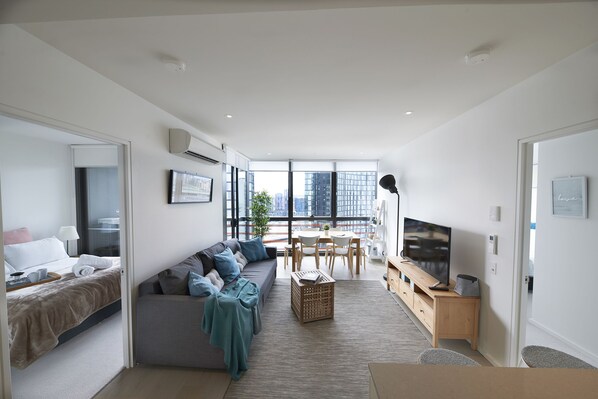 Living area - 2 Bed 2 Bathroom Brand New Unit with Gym and Pool (Docklands)