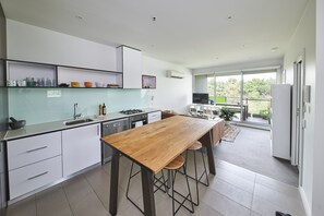 Apartment, 2 Bedrooms | Private kitchen | Full-sized fridge, microwave, oven, stovetop - Tranquil & Modern 2 Bed Inner North Apartment (North Melbourne)