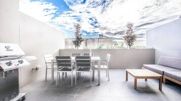 House, 5 Bedrooms | Balcony