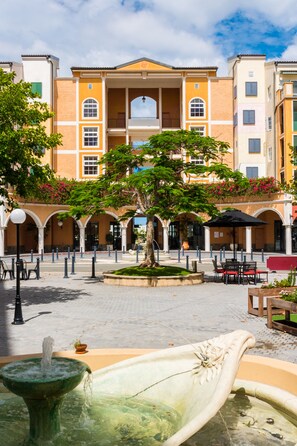 Property grounds - Stunning 3BR Home in Carrara with Water Views (Carrara)