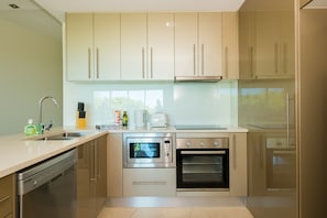 Casa, 3 habitaciones | Cocina privada | Refrigerador con congelador, microondas, horno y parrilla de estufa 