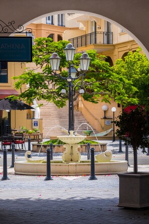 Property grounds - Stunning 3BR Home in Carrara with Water Views (Carrara)