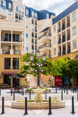 Stunning 3BR Home in Carrara with Water Views