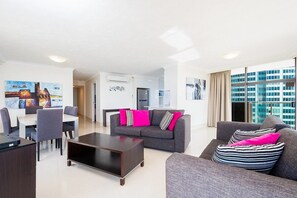 Apartamento, 2 quartos | Área de estar | TV de tela plana