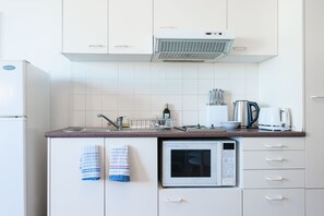 Studio | Private kitchen | Full-size fridge, microwave, oven, stovetop - Resort Style Studio - Lane Cove (Lane Cove North)