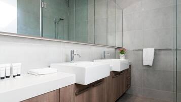 House, 5 Bedrooms | Bathroom | Shower, free toiletries, hair dryer, towels