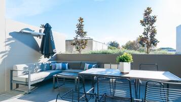 House, 5 Bedrooms | Balcony