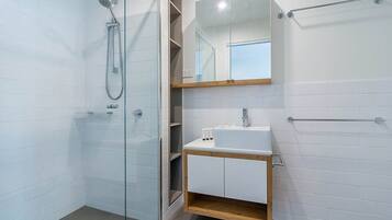 Studio | Bathroom | Shower, free toiletries, hair dryer, towels