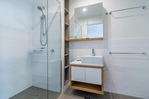 開放式客房 | 浴室 | 淋浴設備、免費盥洗用品、吹風機、毛巾