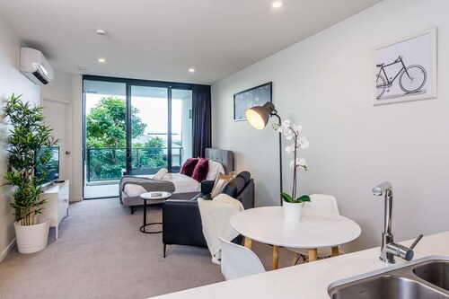 Light, Modern Studio- Central to City and Airport