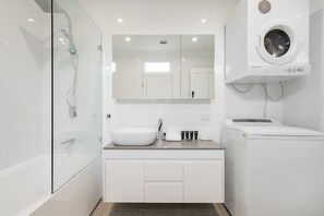 House, 5 Bedrooms | Bathroom | Separate tub and shower, free toiletries, hair dryer, towels