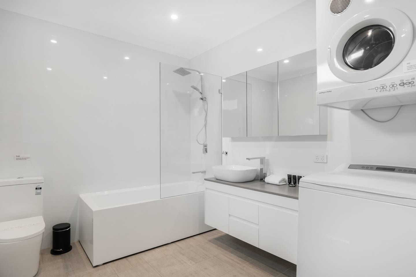 House, 5 Bedrooms | Bathroom | Separate tub and shower, free toiletries, hair dryer, towels