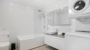 House, 5 Bedrooms | Bathroom | Separate tub and shower, free toiletries, hair dryer, towels
