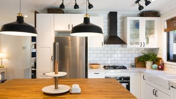 Apartment, 2 Bedrooms | Private kitchen | Full-size fridge, microwave, oven, stovetop