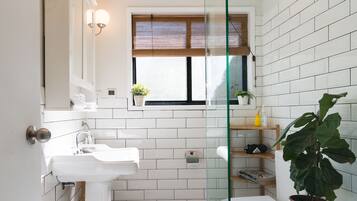 Apartment, 2 Bedrooms | Bathroom | Shower, free toiletries, hair dryer, towels