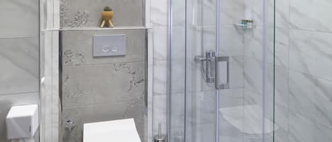 Une salle de bain moderne avec une douche à parois de verre, des toilettes et un mur recouvert de carreaux de marbre.