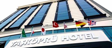 A hotel sign with flags of Turkey, Germany, Italy, Japan, and the UK.