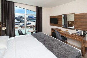 Deluxe szoba kétszemélyes ággyal, kilátással a tóra | 1 hálószoba, olasz Frette ágynemű, prémium ágynemű és széf a szobában