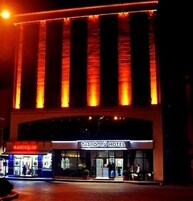 A szálláshely homlokzata – este/éjszaka