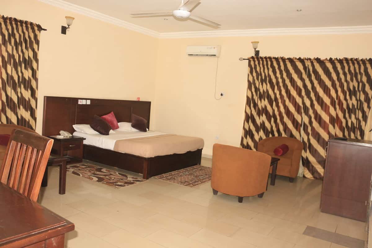 Room, 1 King Bed | Desk, free WiFi, bed sheets