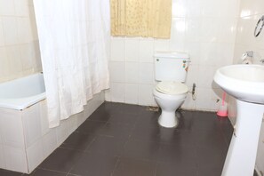 Komfortbadewanne, Regendusche, Handtücher