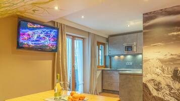 Superior-Apartment (Adlerhorst) | Wohnbereich | Flachbildfernseher