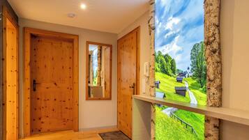 Superior-Apartment (Sennerin) | Wohnbereich | Flachbildfernseher