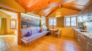 Superior Condo (Gipfelgleuck) | Living area | Flat-screen TV