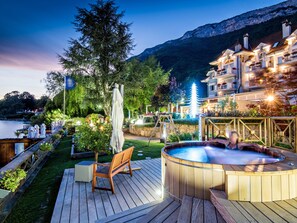 Front of property – evening/night - Hôtel Restaurant Yoann CONTE Bord du Lac (Veyrier-du-Lac)