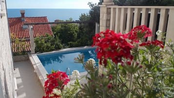 Kolam renang outdoor, dengan kursi berjemur