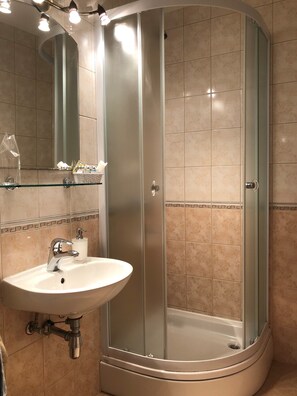 Dobbeltrom – basic, 1 queensize-seng, ikke-røyk | Bad | Kombinert dusj/badekar og dusjhode med hydromassaje