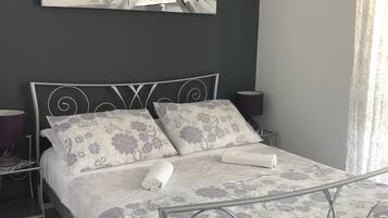 Kamar Double Ekonomi, 1 Tempat Tidur Queen, Bebas Asap Rokok, pemandangan laut | 4 kamar tidur, seprai premium, bantalan ekstra lembut, dan brankas