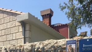 Ein Steinhaus mit einem Schild, auf dem 'Villa Klaić' steht.