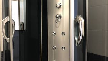 Kamar Double Ekonomi, 1 Tempat Tidur Queen, Bebas Asap Rokok, pemandangan laut | 4 kamar tidur, seprai premium, bantalan ekstra lembut, dan brankas