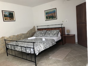 Quarto casal básico, 1 cama Queen, para não fumantes | 4 quartos, roupas de cama premium, camas com colchões pillow-top