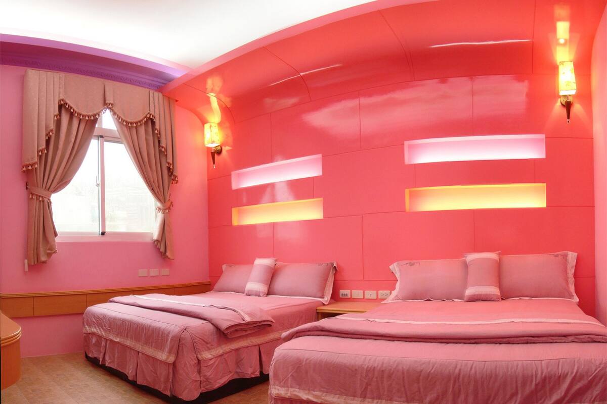 مكتب وستائر تعتيم وواي فاي مجانًا وملاءات أسرّة