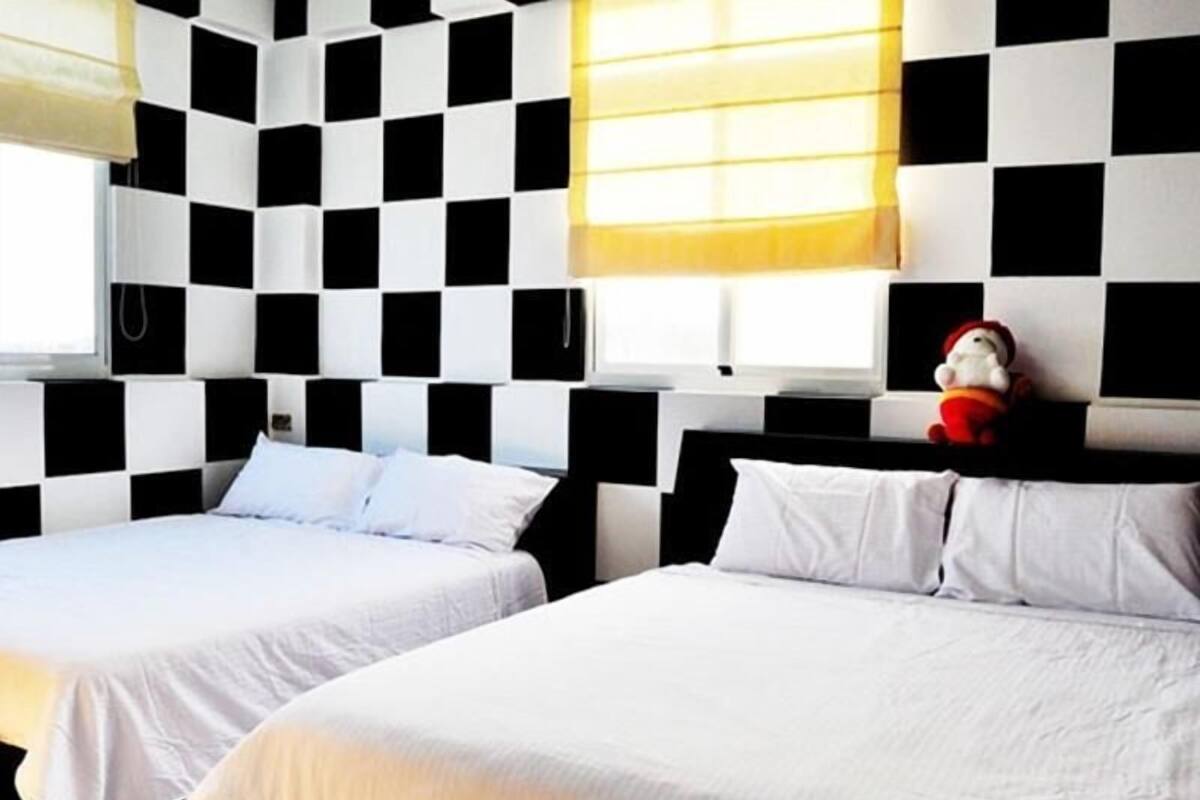 مكتب وستائر تعتيم وواي فاي مجانًا وملاءات أسرّة