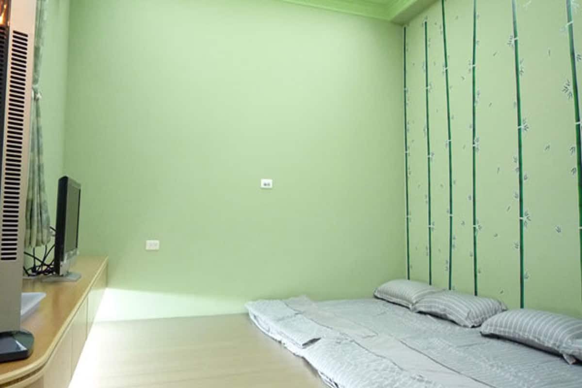 Phòng 4 phong cách cổ điển, 2 giường đôi, không hút thuốc, quang cảnh biển | Bàn, màn/rèm cản sáng, truy cập Internet không dây miễn phí 