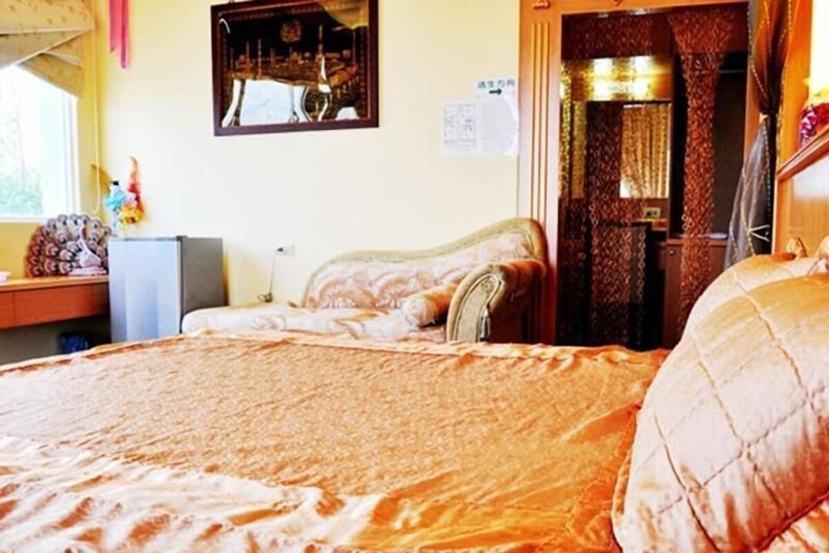 مكتب وستائر تعتيم وواي فاي مجانًا وملاءات أسرّة